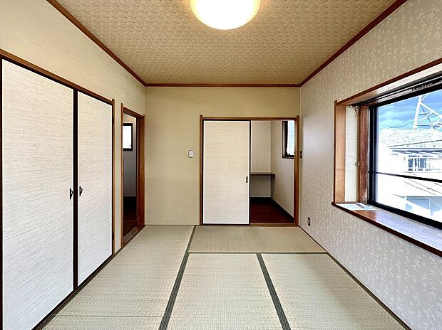 2階の東側6帖の和室です。クロスの貼替、畳の表替えが行われています。