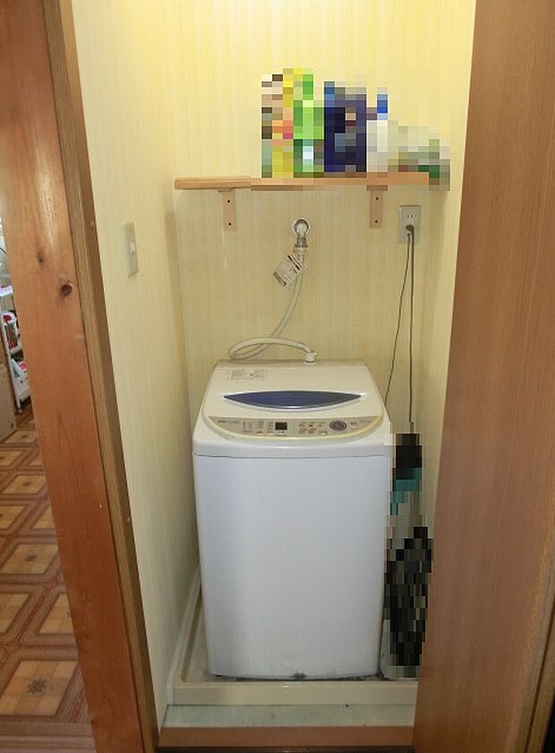 洗濯機スペース、使用していない時は扉を閉めて収納出来ます。