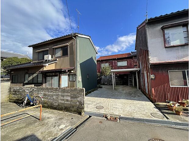 この界隈で土地約53坪は大きな魅力の一つです。道幅は狭いですが、金沢駅まで徒歩でも行けます。