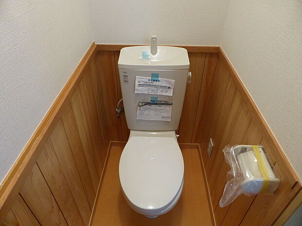 トイレ新品入替。直接肌に触れるトイレが新しいと嬉しいですね。