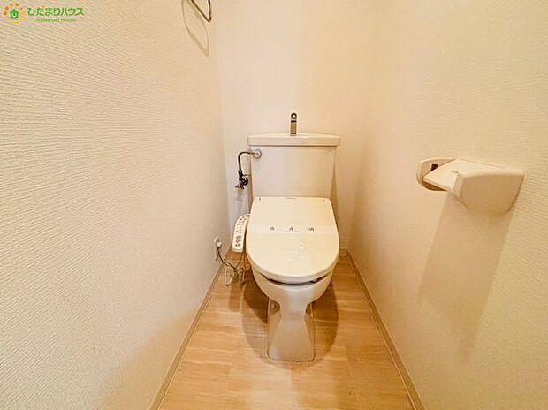 白を基調としたトイレは、インテリア次第でどんな空間になるかワクワクしますね♪