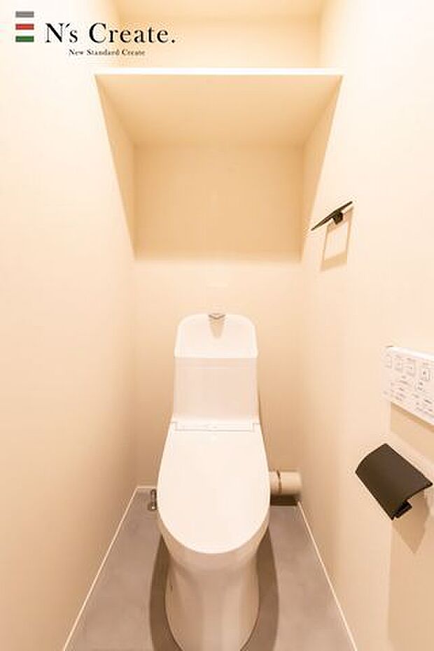 【トイレ】節水型のシンプルな設備と収納でお手入れも簡単◎