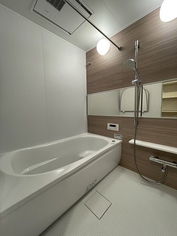 清潔感のある浴室です、木目調パネルがお部屋のようなリラックス空間を演出してくれます。