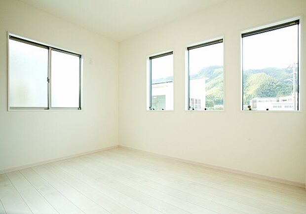 窓の数が多く、壁紙も白いので雰囲気がすごく明るいです。