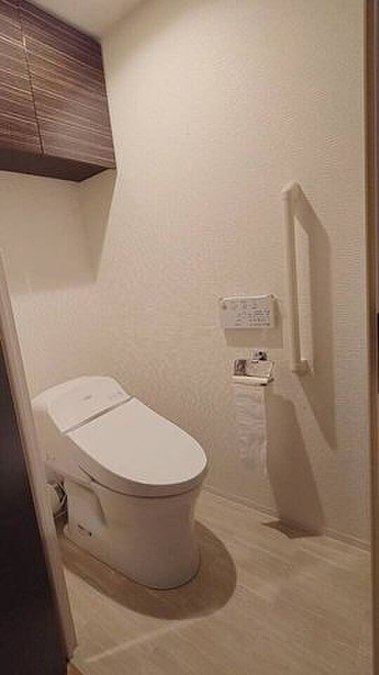 《トイレ》ウォシュレット付きトイレです。収納スペース・手すりあり！