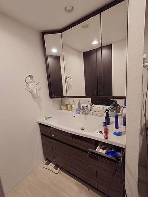 《洗面化粧台》鏡が大きく使いやすい洗面化粧台！