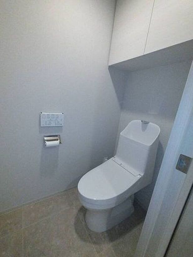 《トイレ》ウォシュレット付きトイレです。上部収納スペース有り！