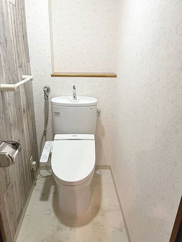 《トイレ》ウォシュレット付きトイレです。