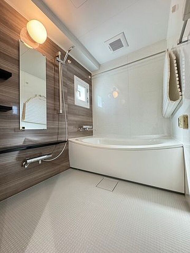 ≪浴室≫木の温もりを感じられ、落ち着きのある木目調のアクセントパネル採用した浴室です。