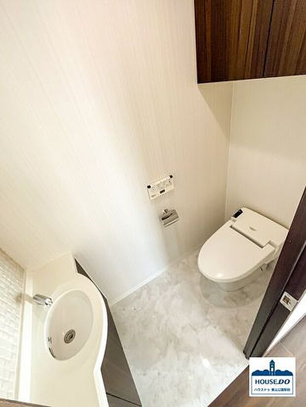 清潔感のある内装のトイレ。専用の水洗も室内にあり大変便利です
