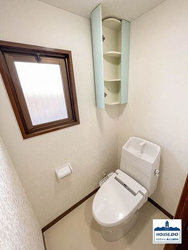 シンプルで清潔感のある内装のトイレは窓付きです