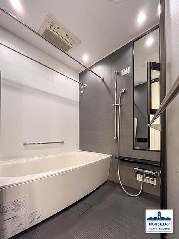 暖房・乾燥機付の浴室！縦長の鏡も使い勝手が良く嬉しい♪