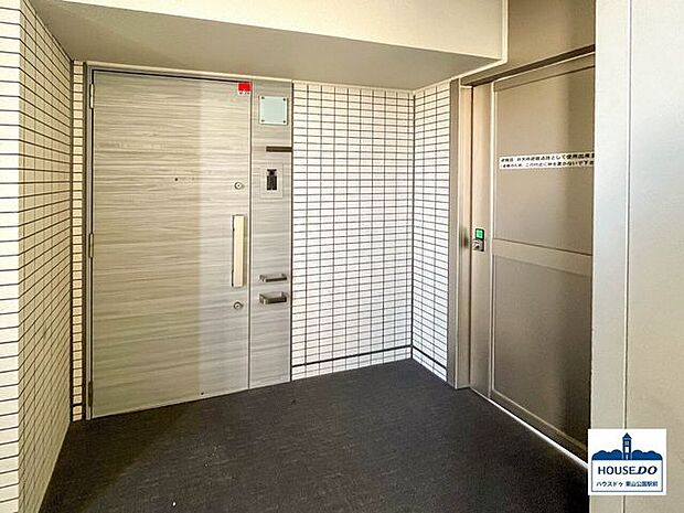 玄関は共用廊下から入り組んでおり、プライバシーを確保！