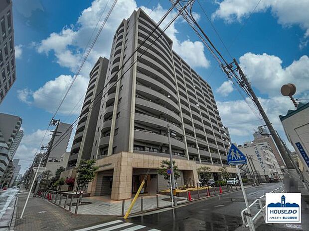 このマンションの3階に位置するお部屋です。東山線・鶴舞線「伏見駅」まで徒歩約9分の立地！