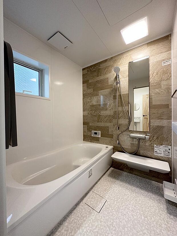 1坪タイプの浴室☆ユニットバスは、気密性にも優れています。そのため、冬場でもお湯が冷めにくく、暖かい空間を維持することができます。