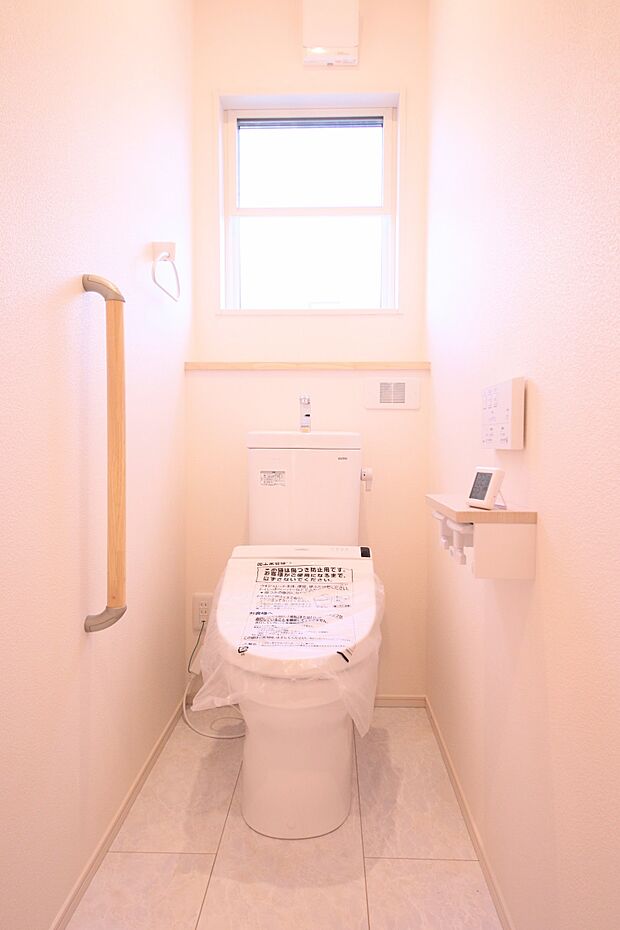 同仕様ご参考写真　 ウォシュレット機能付きトイレです　 タオルリングやペーパーホルダーも完備です