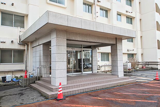 エントランス前には大きな屋根があり、雨の時の傘の開閉がらくらくです。