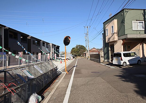 南東向き道路は約5.1mです。