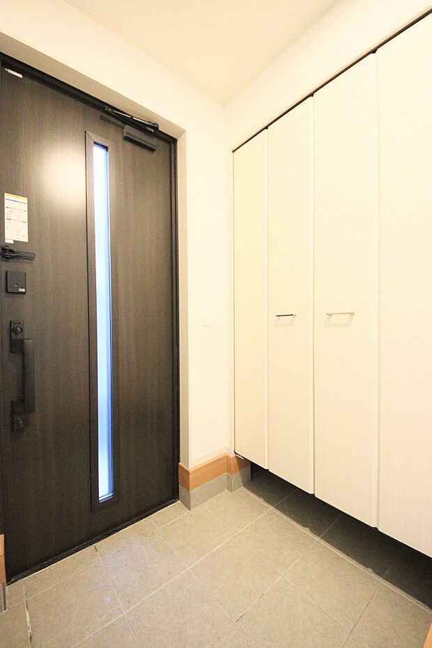 コの字大容量シューズボックスが設置されているため、家の入口である玄関にすっきりとした空間を創ることができます。