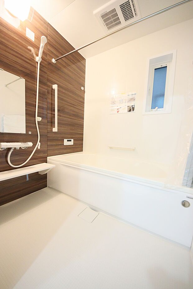 熱を逃がさない断熱素材の浴槽、ワンプッシュで切り替えできるシャワーヘッド等、使いやすく快適なバスルーム。お手入れもしやすい仕様になっています。