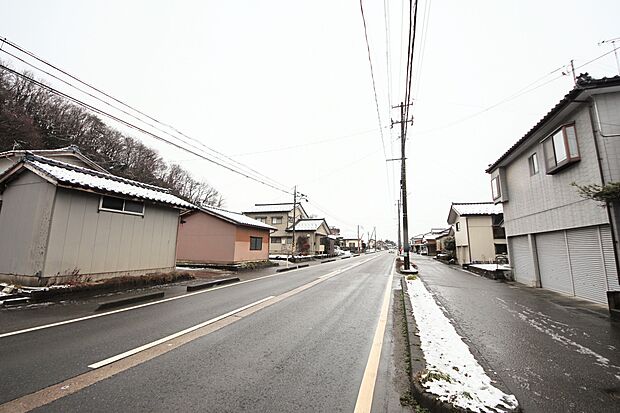 前面道路は約14.7ｍです。歩道もあり、通学も安心です。