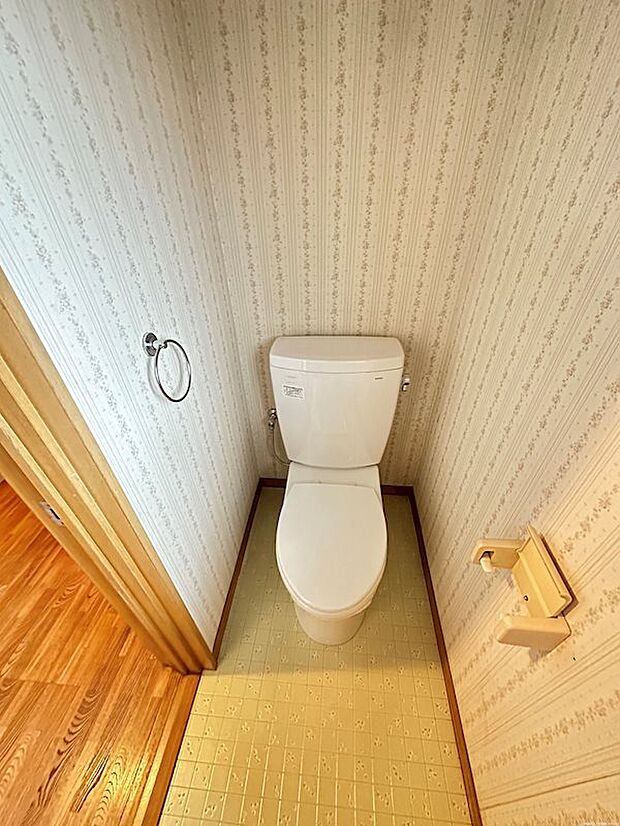 清潔感のあるトイレ。扉を開けるとそこはもう1つの特別な空間。