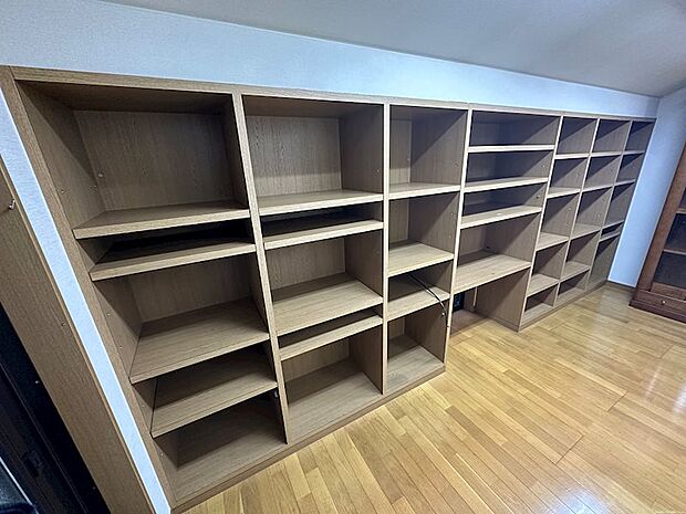 壁いっぱいに並んだ本棚。学習用や仕事用スペースとしても重宝しそう。