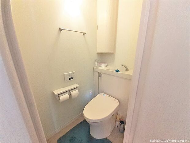 柔らかな照明が優しい、清潔感のあるトイレ。扉を開けると、そこはもう1つの特別な空間。