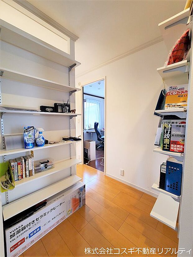 壁いっぱいに広がる収納スペース。日用品や季節のモノ、本棚にもなります。