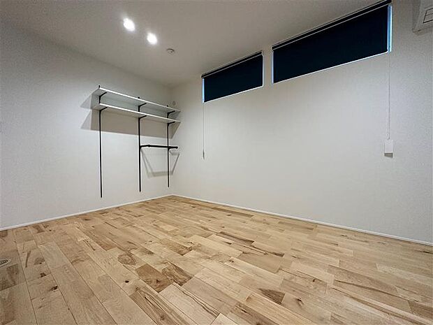 家具の配置のし易い室内です。趣味の部屋としても充分な広さを確保しております。