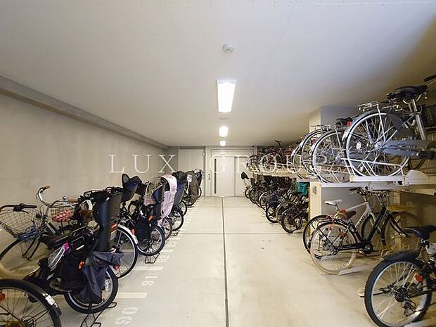 駐輪場には平置きスペースも用意があり、お子様用の送迎用電動自転車もスムーズに駐輪することができます。