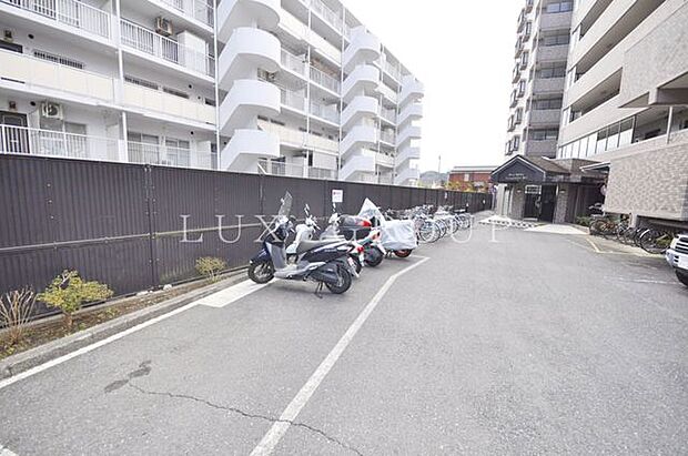 バイク置き場完備。