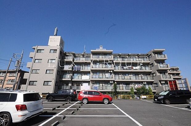 敷地内駐車場有。平置き駐車場なのでどのようなタイプの車でも駐車でき、出し入れもしやすい♪