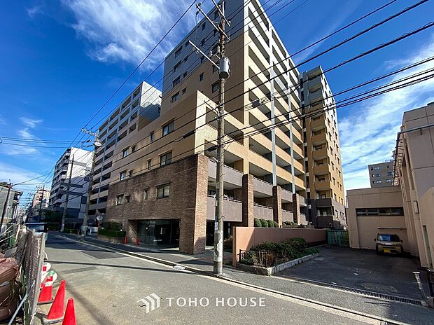 爽やかな青空の下に贅沢なほどに降り注ぐ陽光、豊かな居住性と、クオリティが見事に調和した住空間。