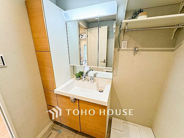 洗面台・洗面所落ち着いた空間を演出するカラーと、ゆったりお使い頂ける広さが魅力のパウダールーム。