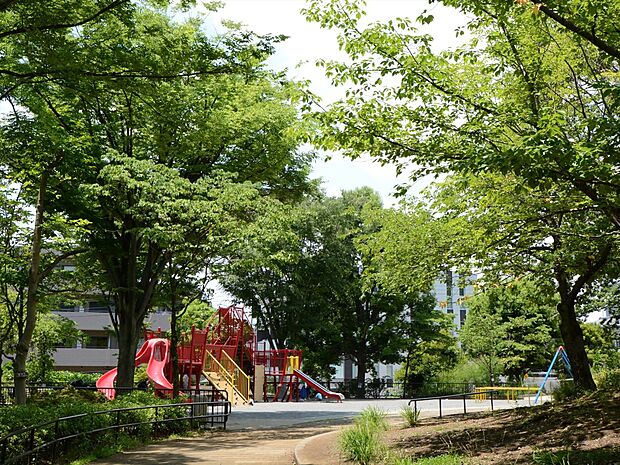 広々とした広場や子供たちが安心して遊べる遊具の揃う公園。放課後は子供たちのにぎやかな声が響きます。