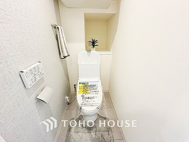 トイレはシンプルにホワイトで統一した温水洗浄付です。