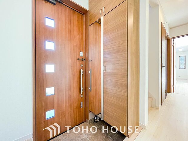 明るくコントラストのある、開放感と清潔感を兼ね備えた玄関。