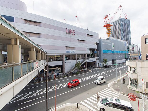 二俣川駅直結。飲食店やドラッグストア、市の行政サービスコーナーなどが入っているショッピングセンター。