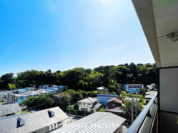 豊かな眺望にふさわしい空間には、通風・採光にも優れ、心地よい光と風があふれています。