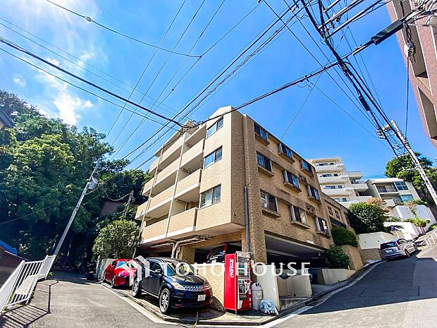 風を感じ青い空から太陽の恵みを感じる温もり溢れる佇まい。