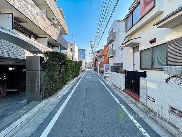 前面道路が広々としており、スムーズにお車の駐車が可能です。