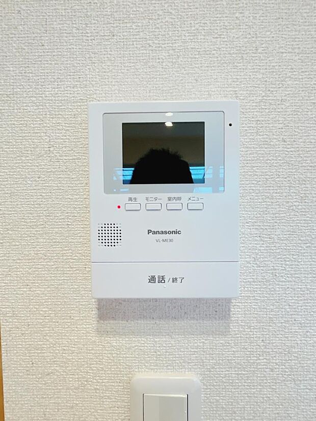 【リフォーム済】Panasonic製モニター付きドアホンです。留守中の来客も記録できるので防犯面でも安心です。しつこいセールスも顔を合わせずに対応できます。