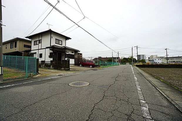 前面道路は広く、車同士がすれ違うスペースが十分にあります。