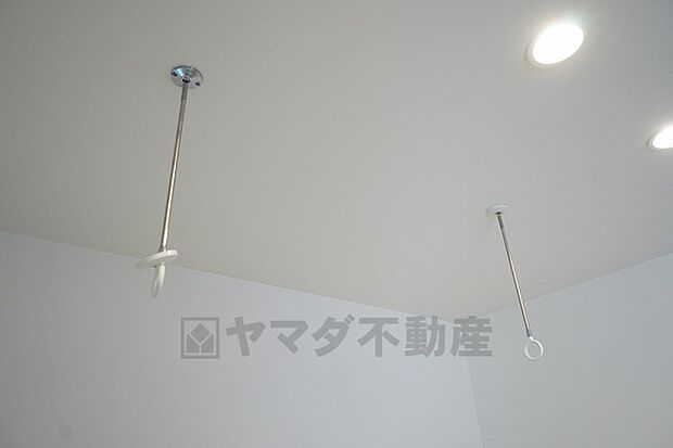 和室には室内干しができる物干し台が天井から設置されていて梅雨時期などにとても便利です。