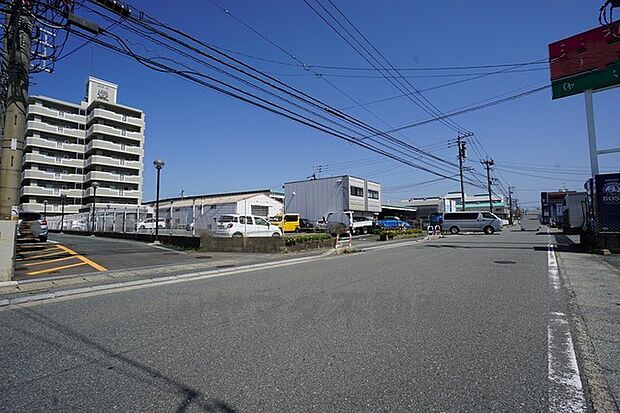 セブンイレブン福岡松田2丁目店まで徒歩5分の近さ。すぐに必要なものを買いにいけるので便利ですね。お気軽にお問い合わせください＾＾