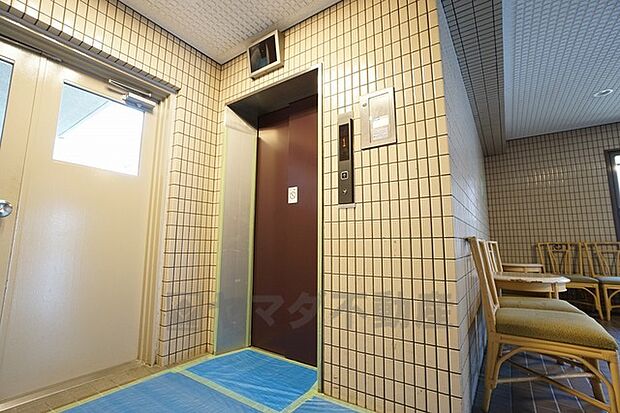エレベーターホールには外部からの映像がチェックできる防犯カメラモニターが設置されています。防犯対策バッチリです。