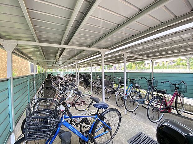 駐輪場は使用料無料！屋根付きなので自転車が傷みにくいです。