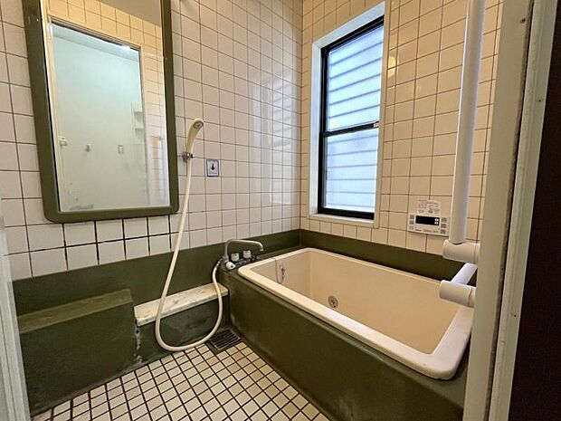 モスグリーンのシックな雰囲気の浴室です。窓があるので換気も出来ます。