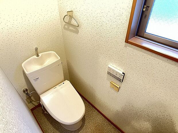 【2階トイレ】各階にトイレがあるので就寝時も階段の上り下りがなく安心です♪